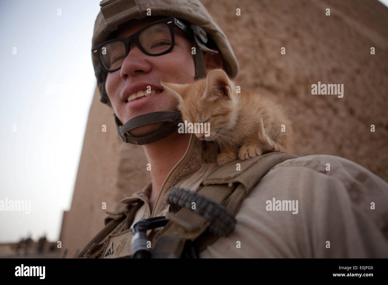 Stati Uniti Marine Corps Lance Cpl. Kowshon Ye, un videografo di combattimento con 1° Battaglione, 5 Marines, Regimental Combat Team 8, riproduce Foto Stock