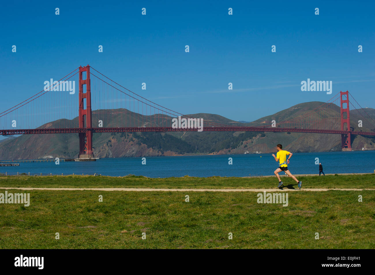 Derek Sullivan in esecuzione su di un sentiero vicino al Golden Gate Bridge di San Francisco, California Foto Stock