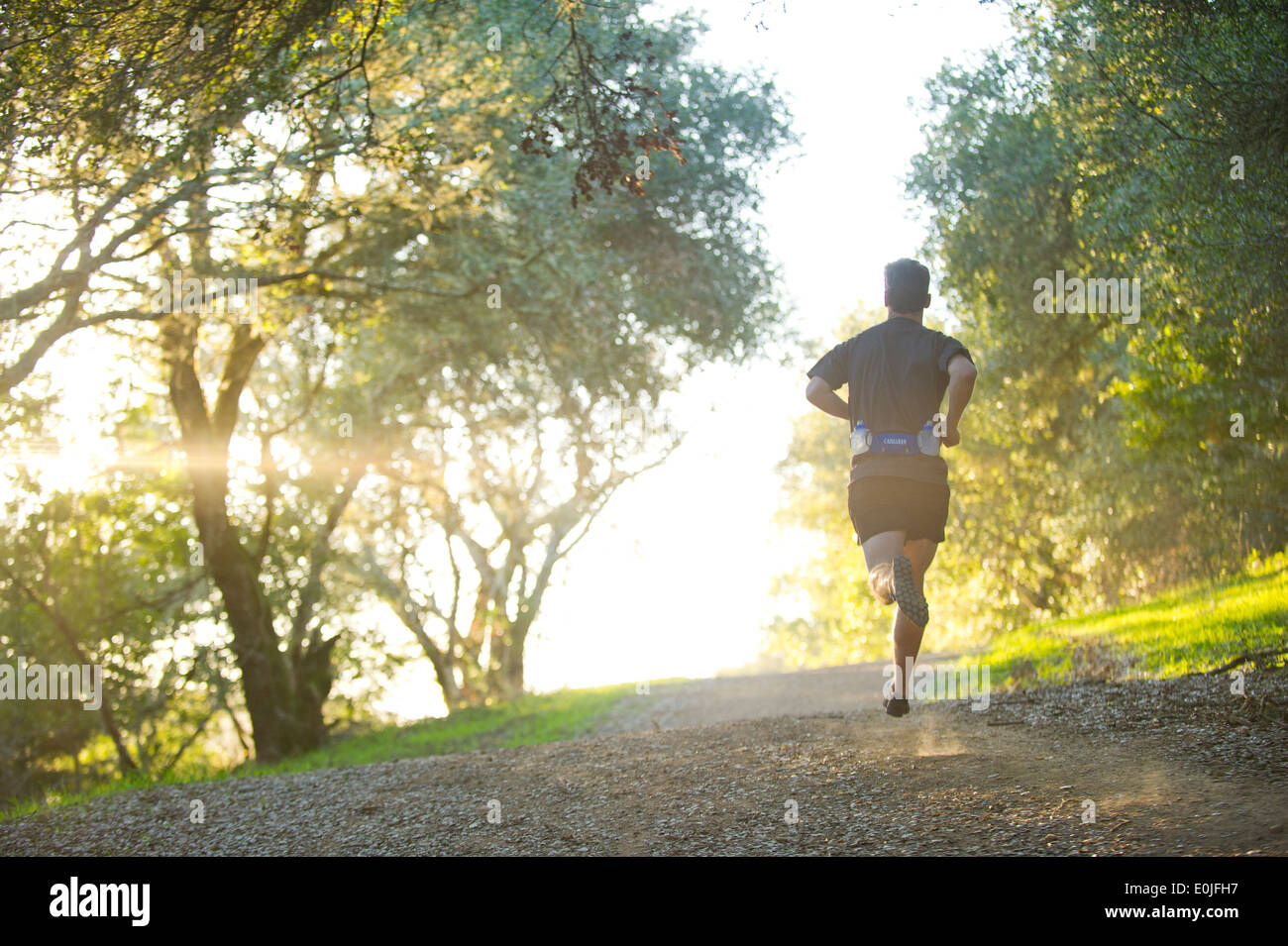 Kyle Restal in esecuzione su di un sentiero a Camp Tamarancho di Fairfax, California Foto Stock