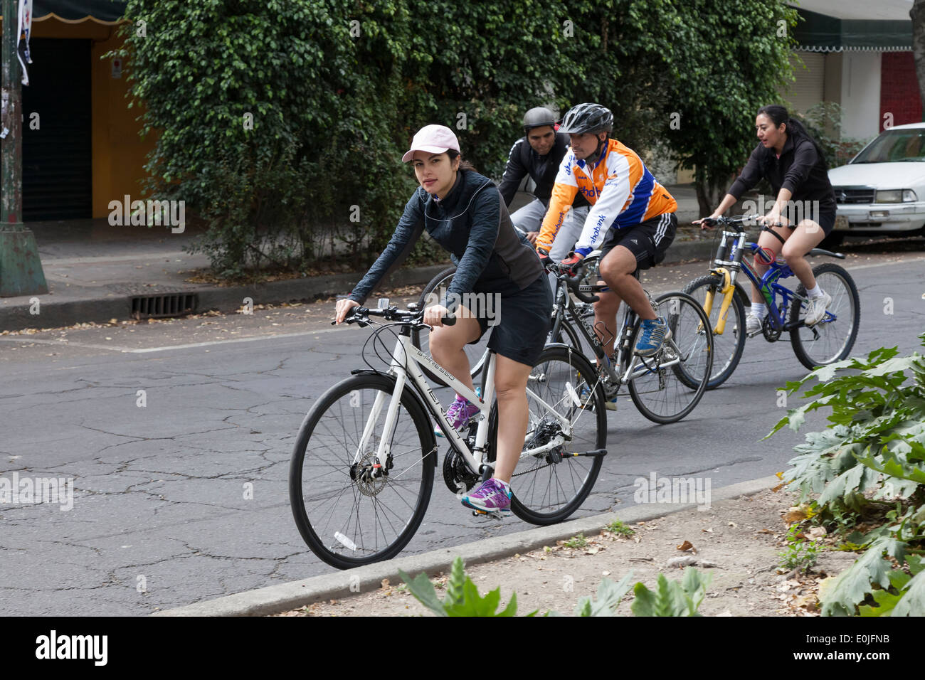 Un gruppo di ciclisti in sella lungo Calle Durango in Colonia Roma Norte sulla macchina gratuitamente domenica Foto Stock