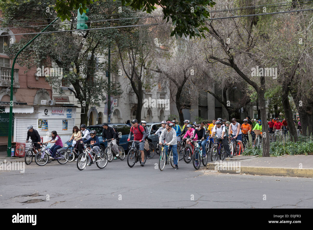 Un gruppo di ciclisti in sella lungo Calle Durango in Colonia Roma Norte sulla macchina gratuitamente domenica Foto Stock