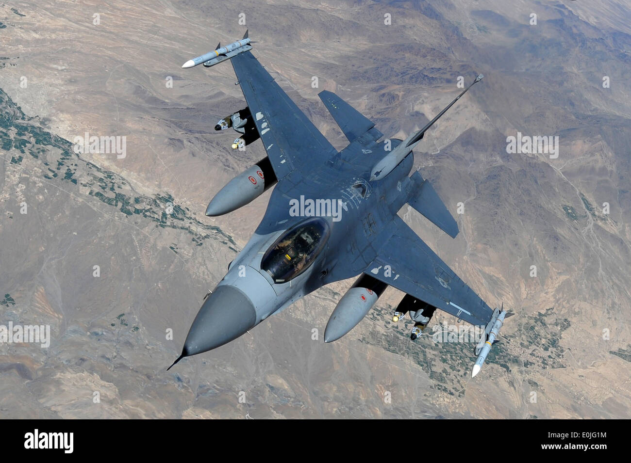 Un F-16 Fighting Falcon, assegnato alla 555th Fighter Squadron, la base aerea di Aviano, Italia, ritorna alla missione dopo la ricezione fue Foto Stock