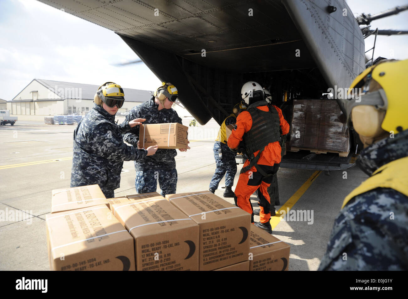 Navy Misawa combatté marinai caricare i pasti pronti a mangiare a bordo di un MH-53E elicottero, elicottero da contromisure Squadron 14. HM-14 pe Foto Stock