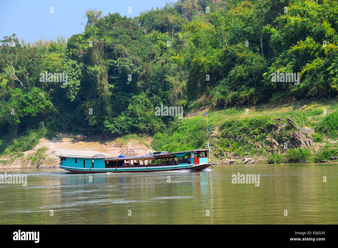 Foto orizzontale del passeggero in legno barca fluviale a nord del Laos in viaggio sul fiume Mekong, Laos,Lao, sud-est asiatico Foto Stock