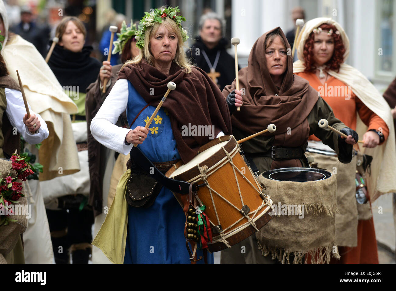 Un gruppo di persone vestite con costumi e celebra la battaglia di Lewes di Lewes High Street, East Sussex, Regno Unito. Foto Stock