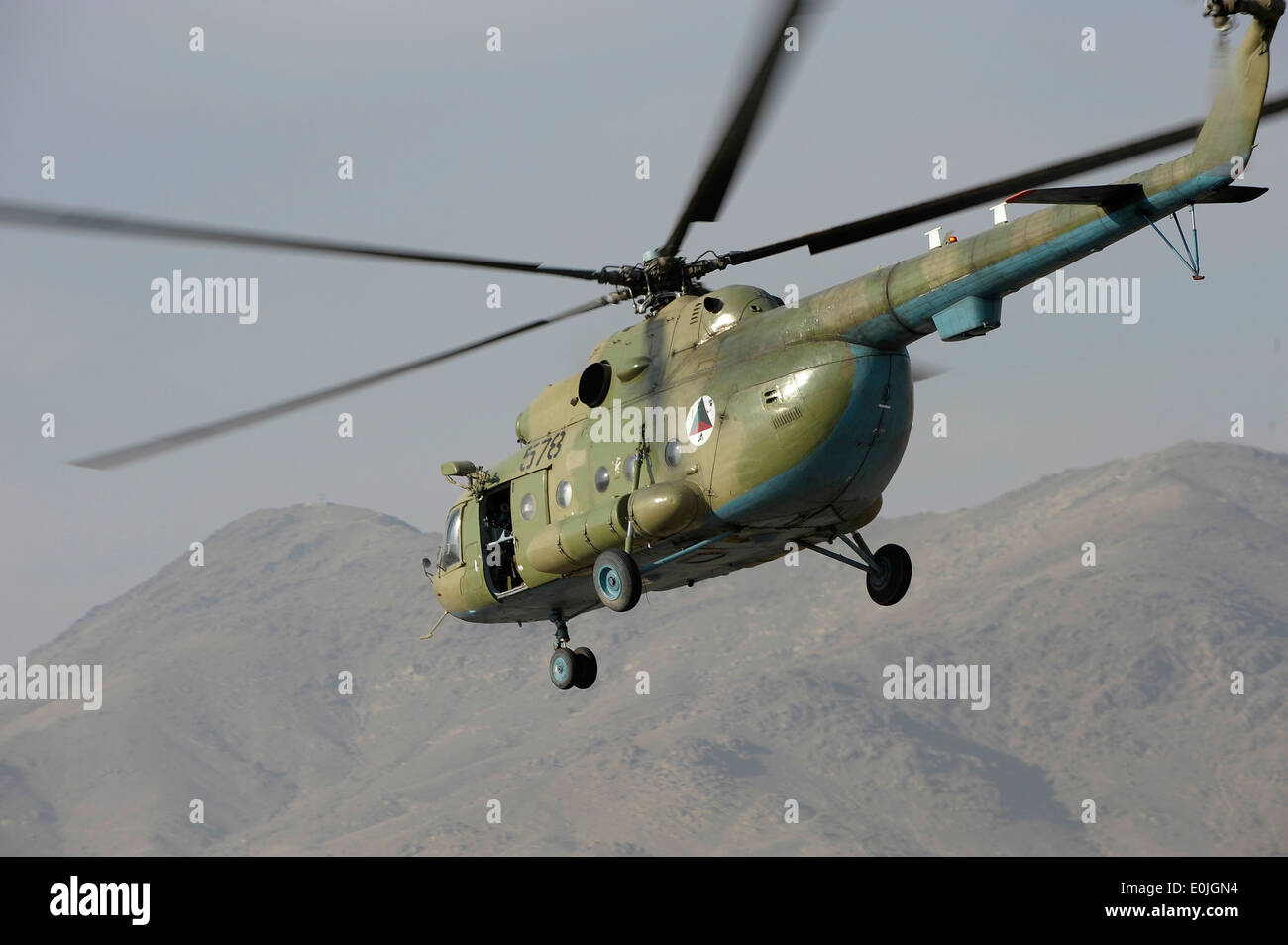 KABUL, Afghanistan -- L'Esercito nazionale afgano Air Corps ha ricevuto tre Mi-17 elicotteri, come questo decollare su una missio Foto Stock