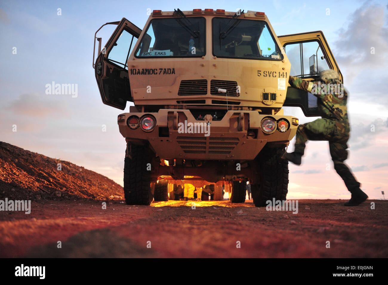 Un 5-7 Bravo soldato monta il suo carrello durante una simulazione di attacco chimico per una decontaminazione CBRNE esercizio come parte di austera Foto Stock