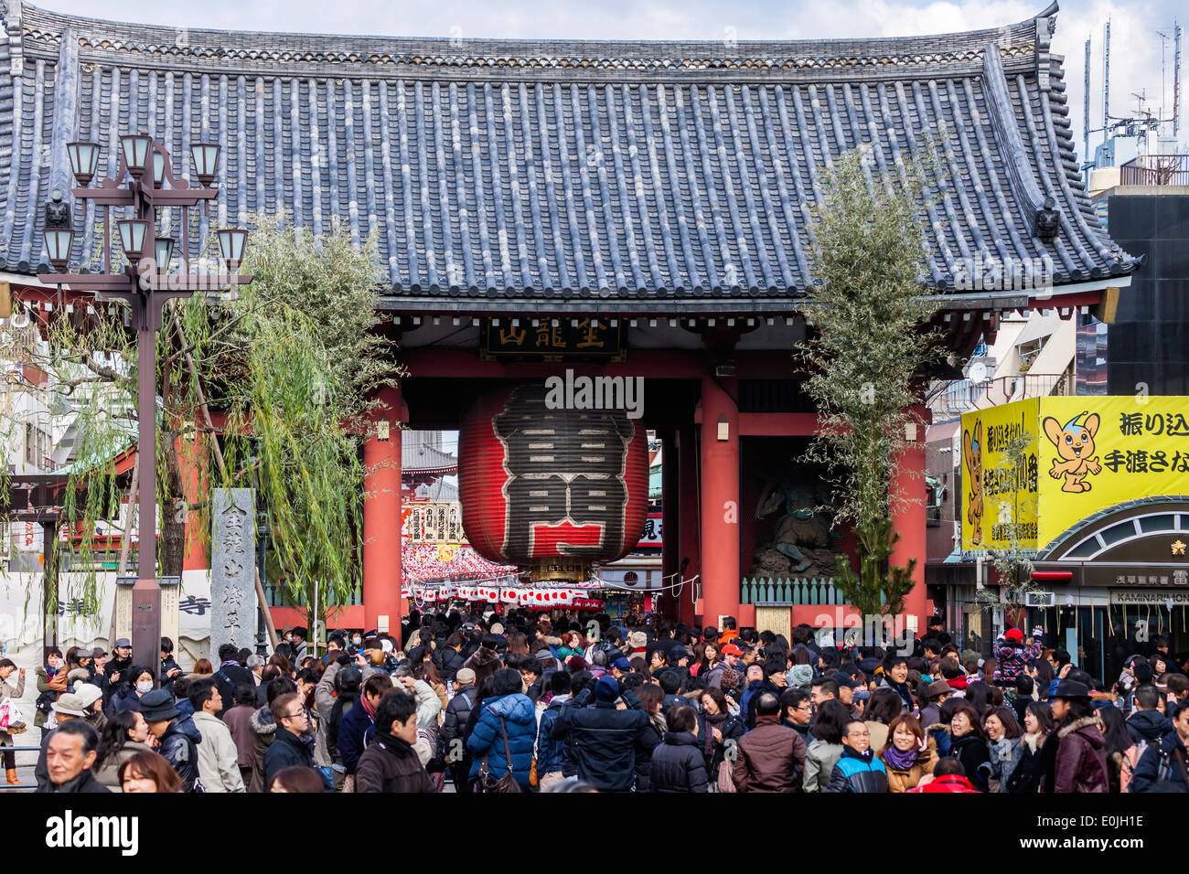 La folla al Tempio di Sensoji in Giappone Foto Stock