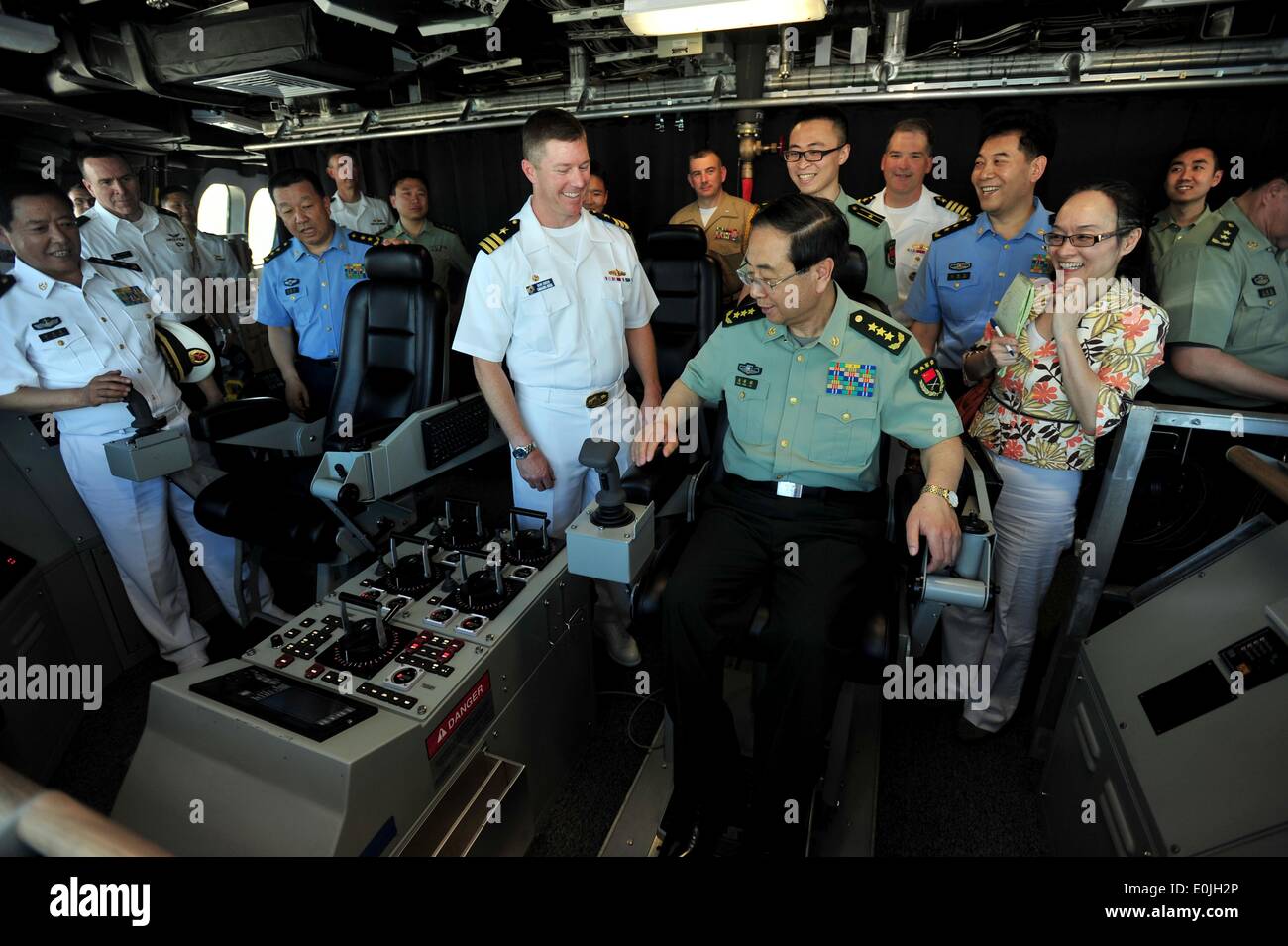 Capo del personale generale Repubblica Popolare Cinese Gen. Fang Fenghui è mostrato il high tech console di navigazione del programma Littoral Combat Ship USS Coronado dal Navy US Cmdr. Shawn Johnston durante un tour 13 Maggio 2014 a San Diego, California. Foto Stock