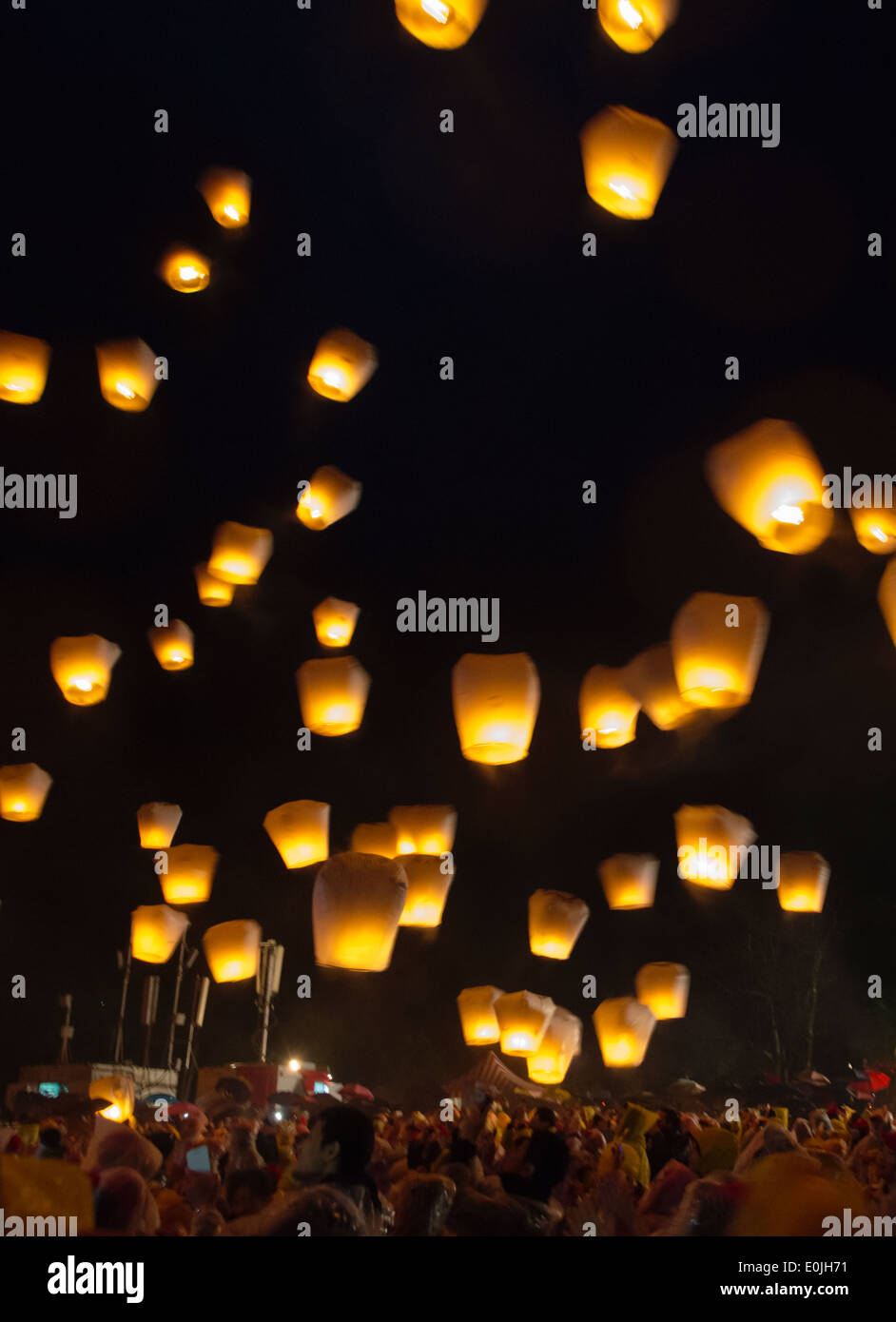 Rilasciando le lanterne del cielo (lanterna Kongming) Cinese durante la  festa delle lanterne, Shifen, Pingxi, Taiwan Foto stock - Alamy