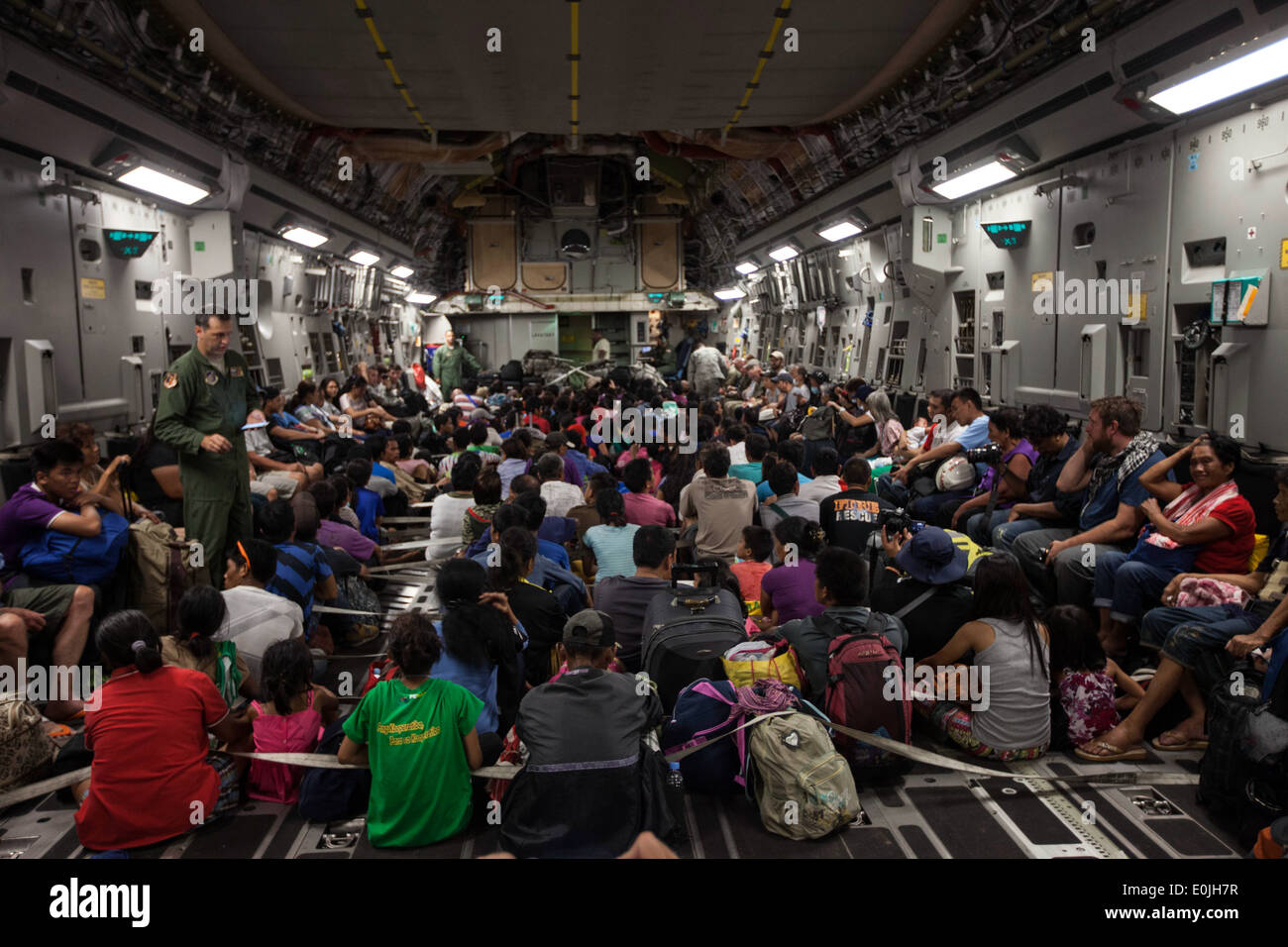 Spostato Filippini e altro personale internazionale pronti per il decollo all'interno di un C-17 Globemaster III con il 535th Air-lift Foto Stock
