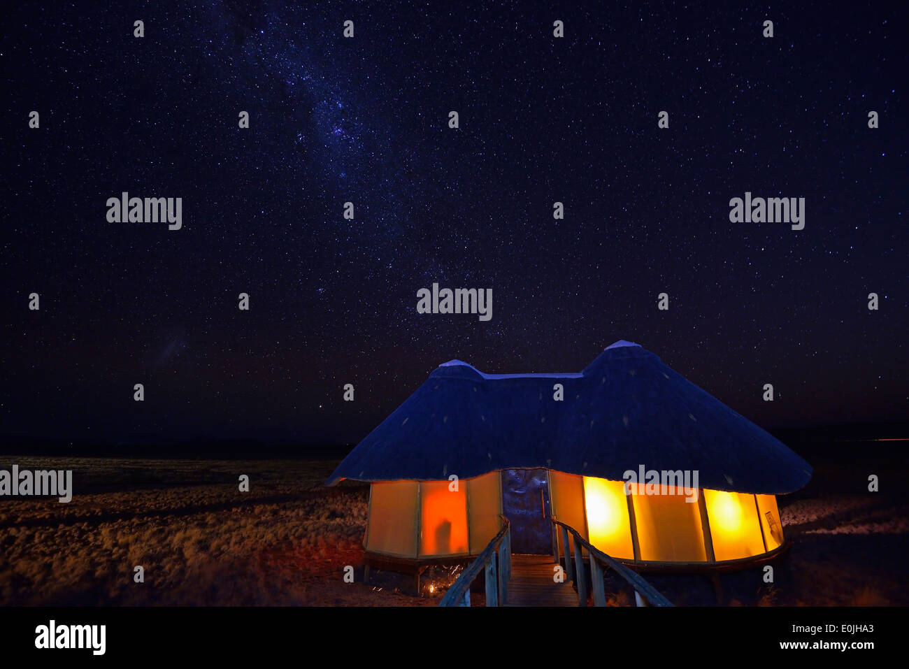 Huetten, Chalets der Sossus Dune Lodge bei Nacht mit Milchstrasse, Namib Naukluft Nationalpark, Sossusvlei, Namibia, Afrika Foto Stock