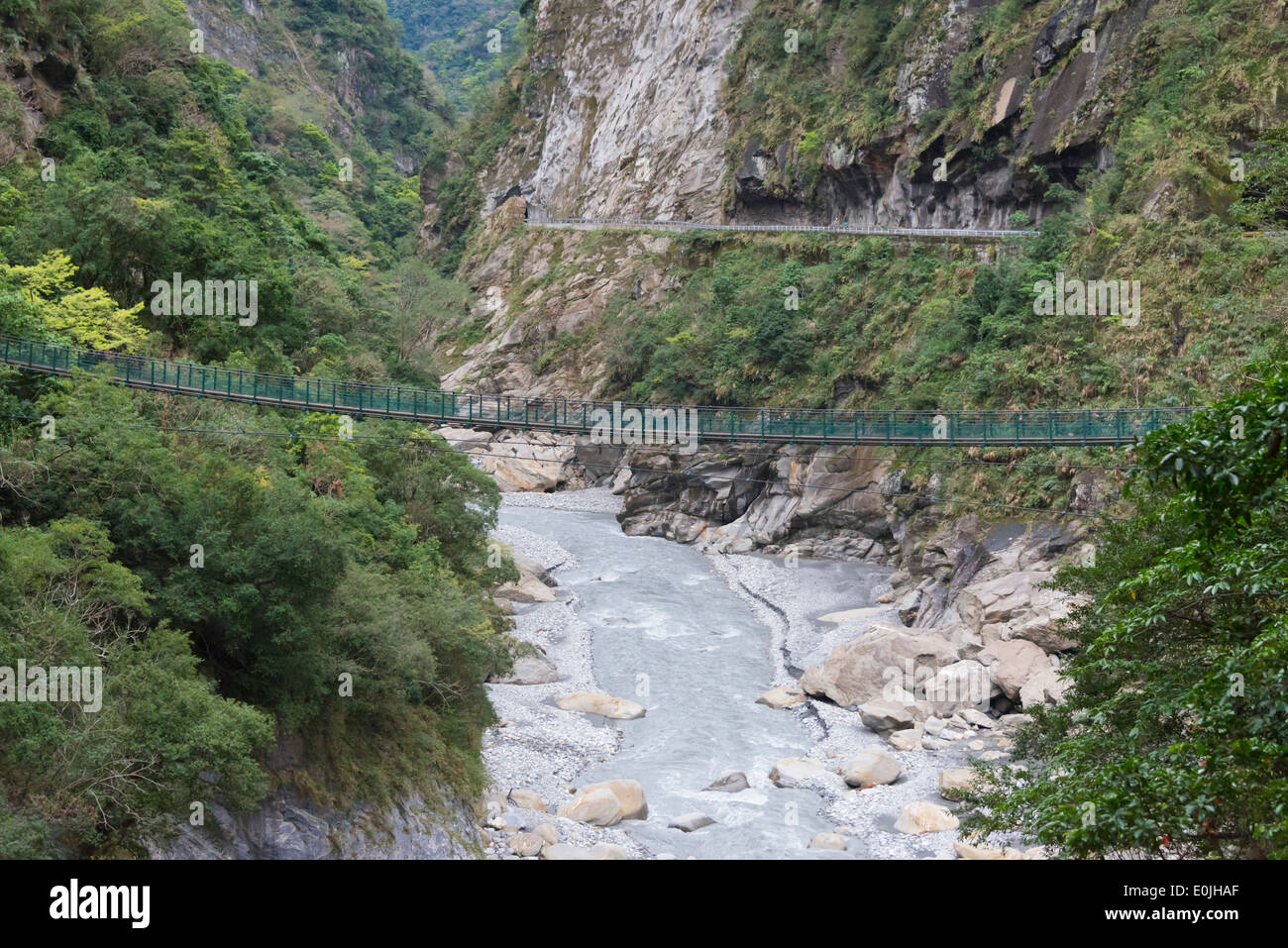 Ponte sospeso attraverso la gola nella montagna, Taroko National Park, Hualien, Taiwan Foto Stock
