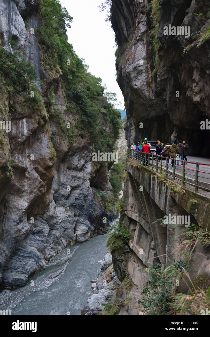 I turisti alla grotta di Rondine, Taroko National Park, Hualien, Taiwan Foto Stock