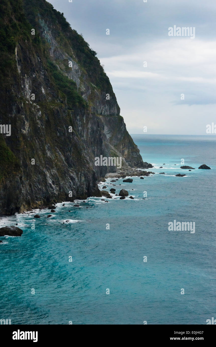 Scogliera con una strada costruita in lungo la costa est, Taiwan Foto Stock