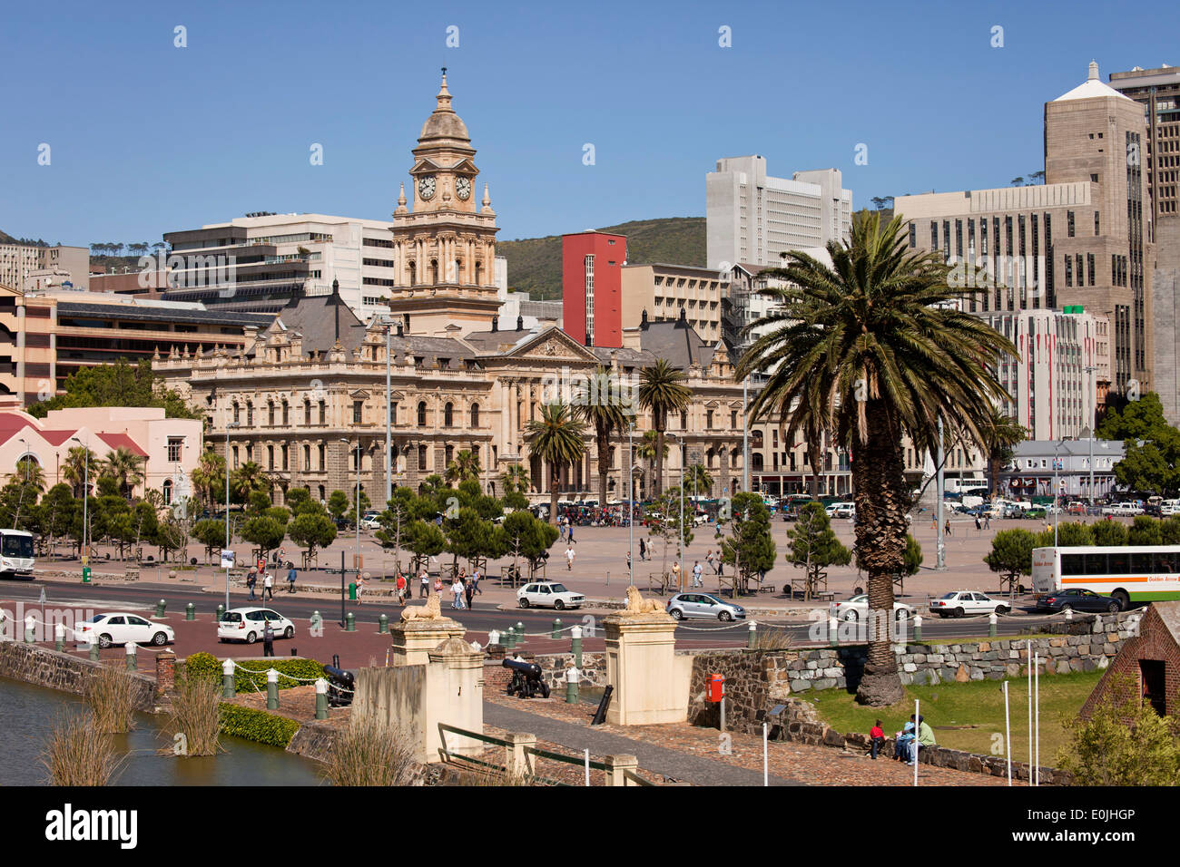 Paesaggio con il Castello di Buona Speranza fossato e il Municipio, Cape Town, Western Cape, Sud Africa Foto Stock