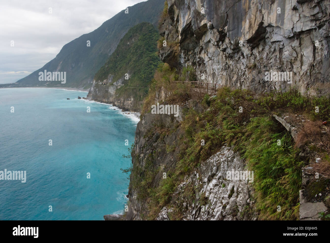 Scogliera con una strada costruita in lungo la costa est, Taiwan Foto Stock