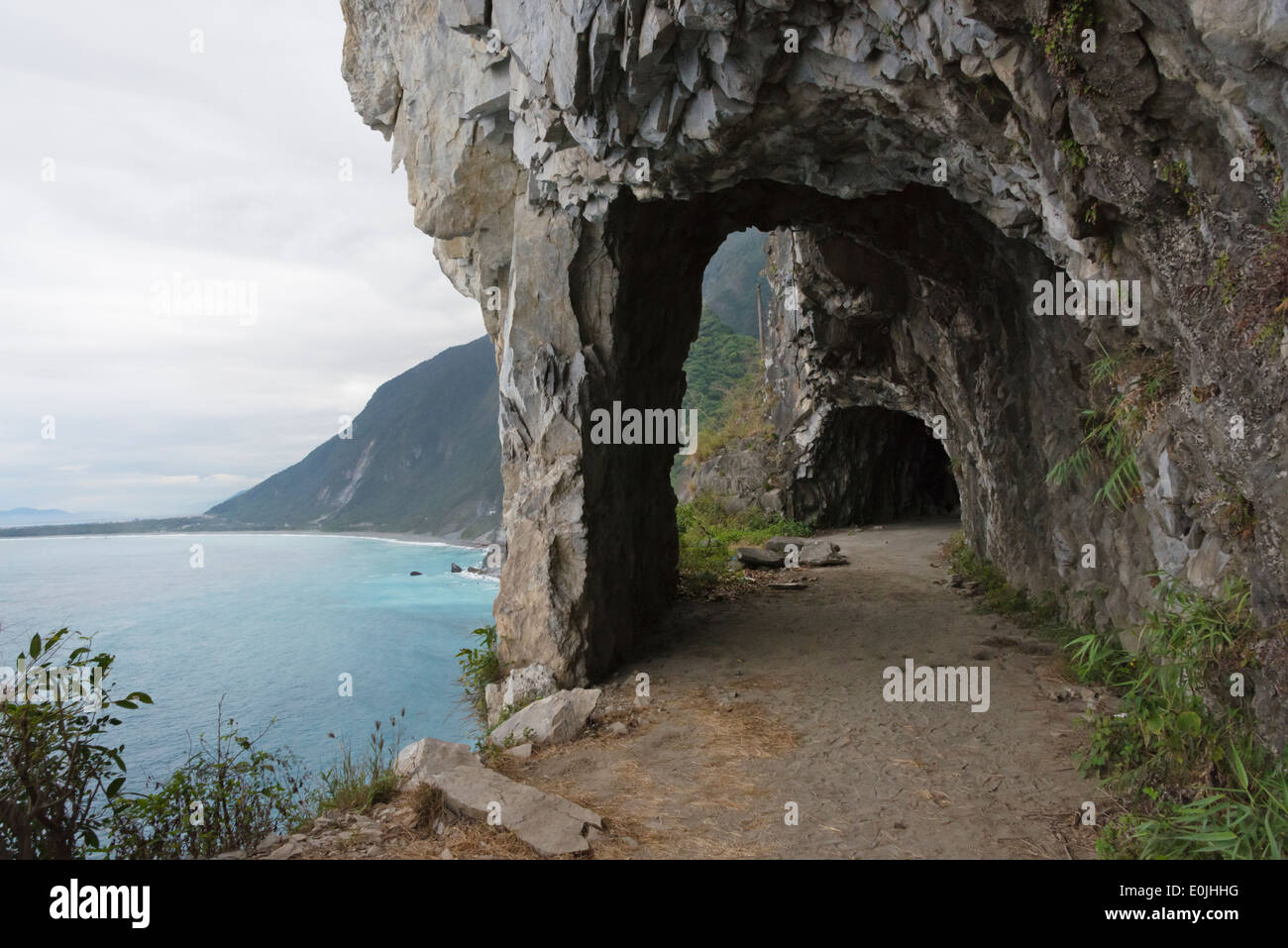 Scogliera con una strada costruita in lungo la costa est, Taiwan Foto Stock