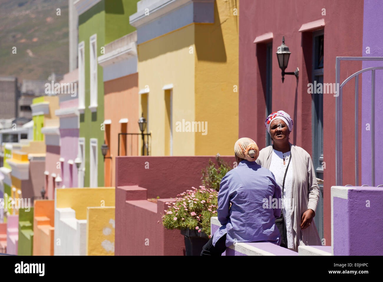 Donna locale e le loro tipiche case colorate nel trimestre Cape Malay Bo-Kaap, Cape Town, Western Cape, Sud Africa Foto Stock