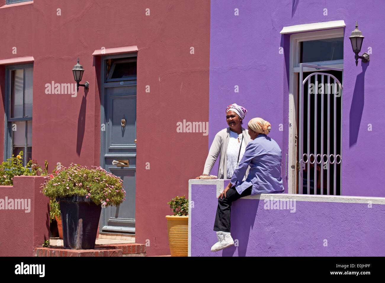 Donna locale e le loro tipiche case colorate nel trimestre Cape Malay Bo-Kaap, Cape Town, Western Cape, Sud Africa Foto Stock