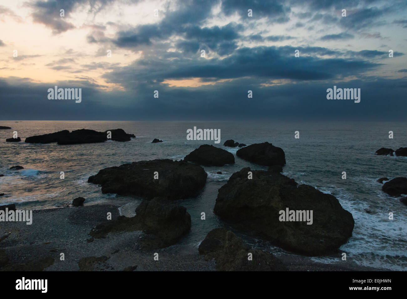 Rocce nell'oceano lungo la costa est all'alba, Sansiantai, Taitung County, Taiwan Foto Stock