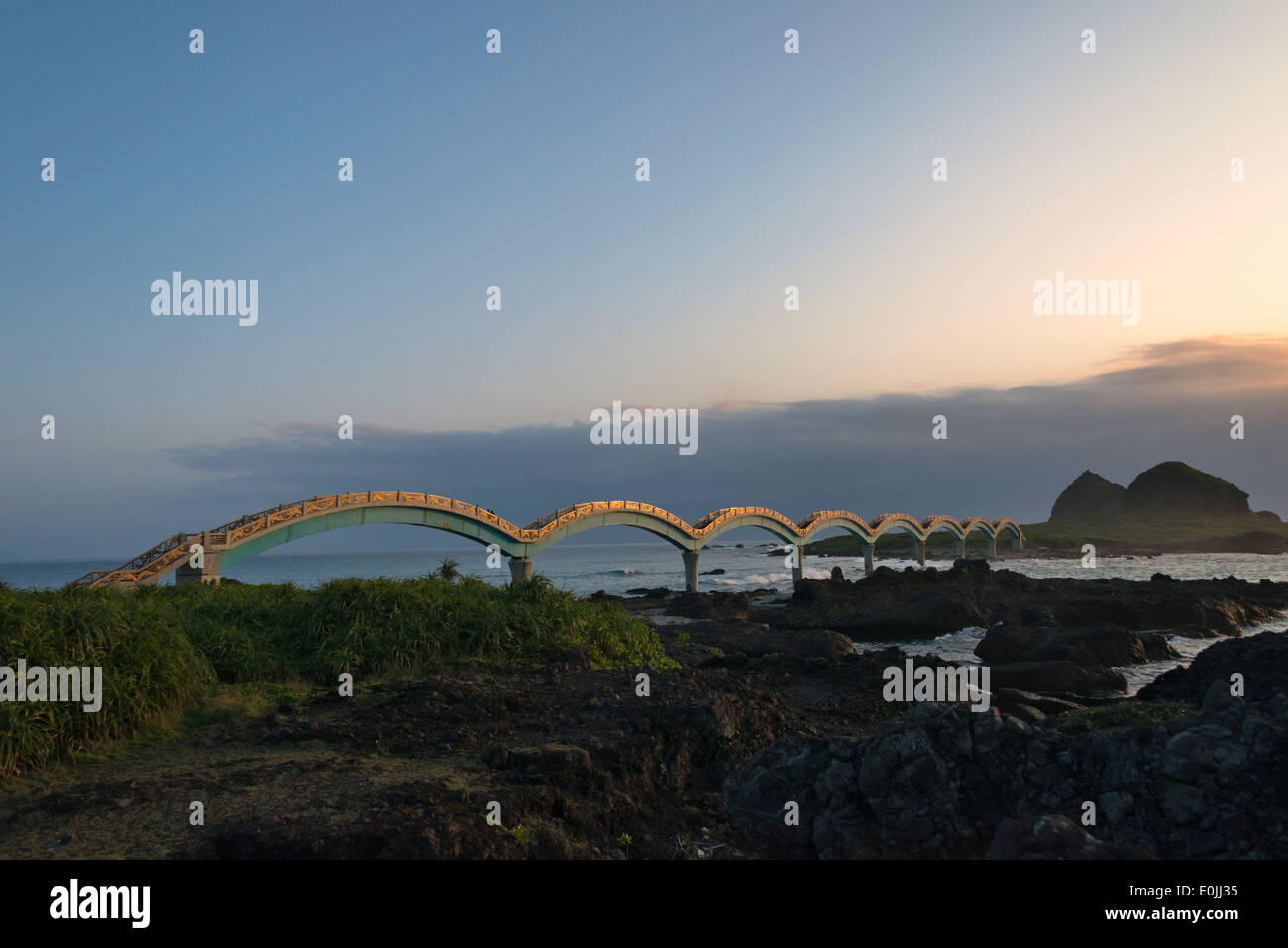 Eight-Arch Cross-Ocean Bridge all'alba, Sansiantai, Taitung County, Taiwan Foto Stock