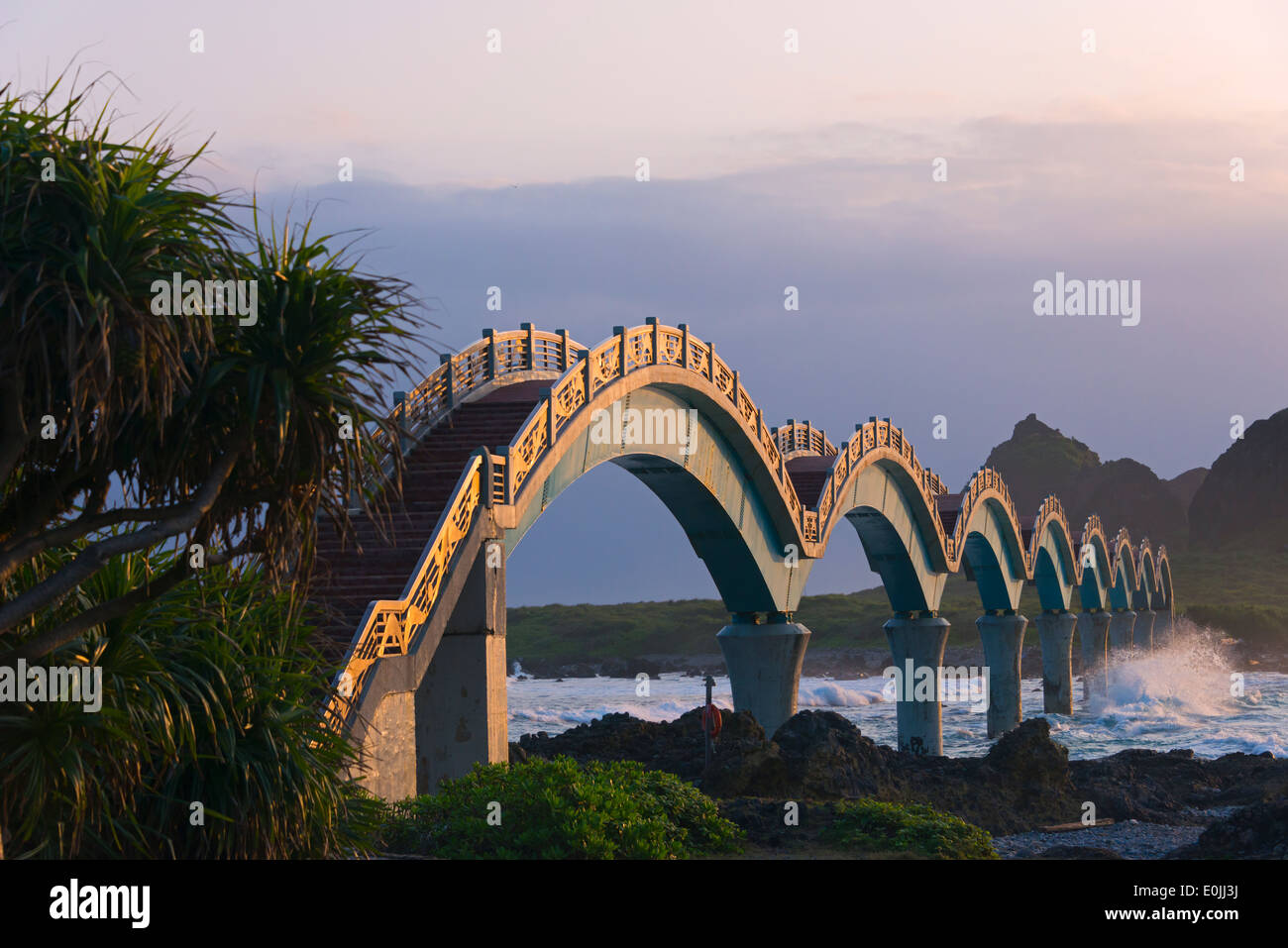 Eight-Arch Cross-Ocean Bridge all'alba, Sansiantai, Taitung County, Taiwan Foto Stock