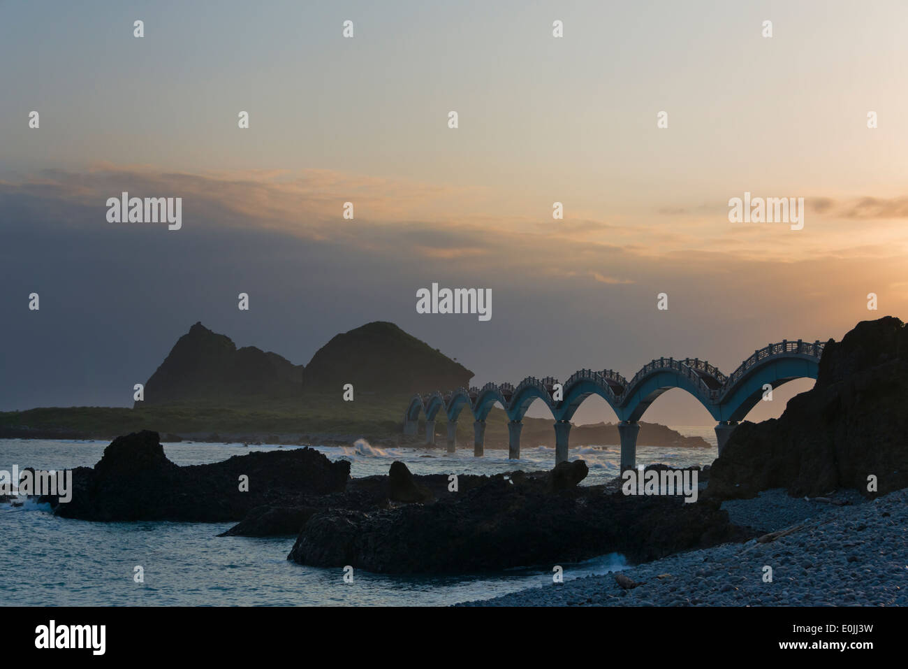 Eight-Arch Cross-Ocean Bridge all'alba, Sansiantai, Taitung County, Taiwan Foto Stock