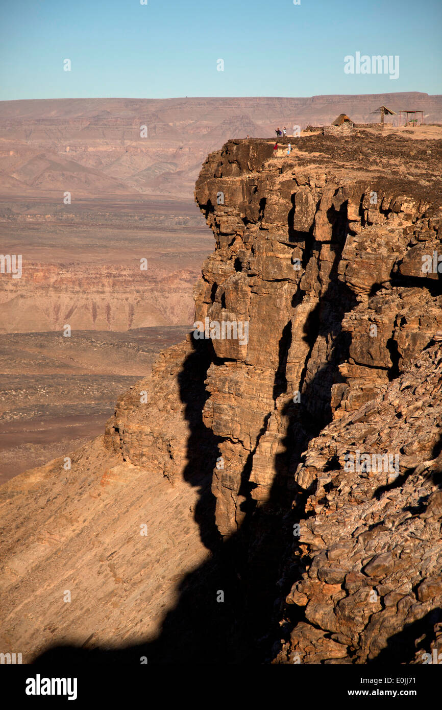 I turisti a guardare il Fish River Canyon al |Ai-|Ais transfrontaliera di Richtersveld Park, Namibia, Africa Foto Stock