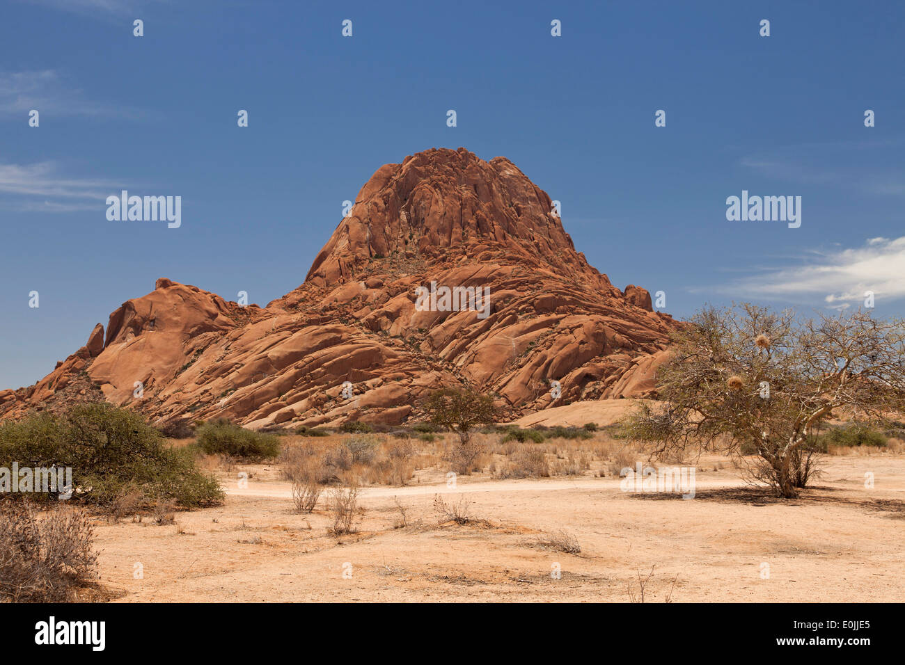 Paesaggio con rocce intorno alla montagna di granito Spitzkoppe, Namibia, Africa Foto Stock