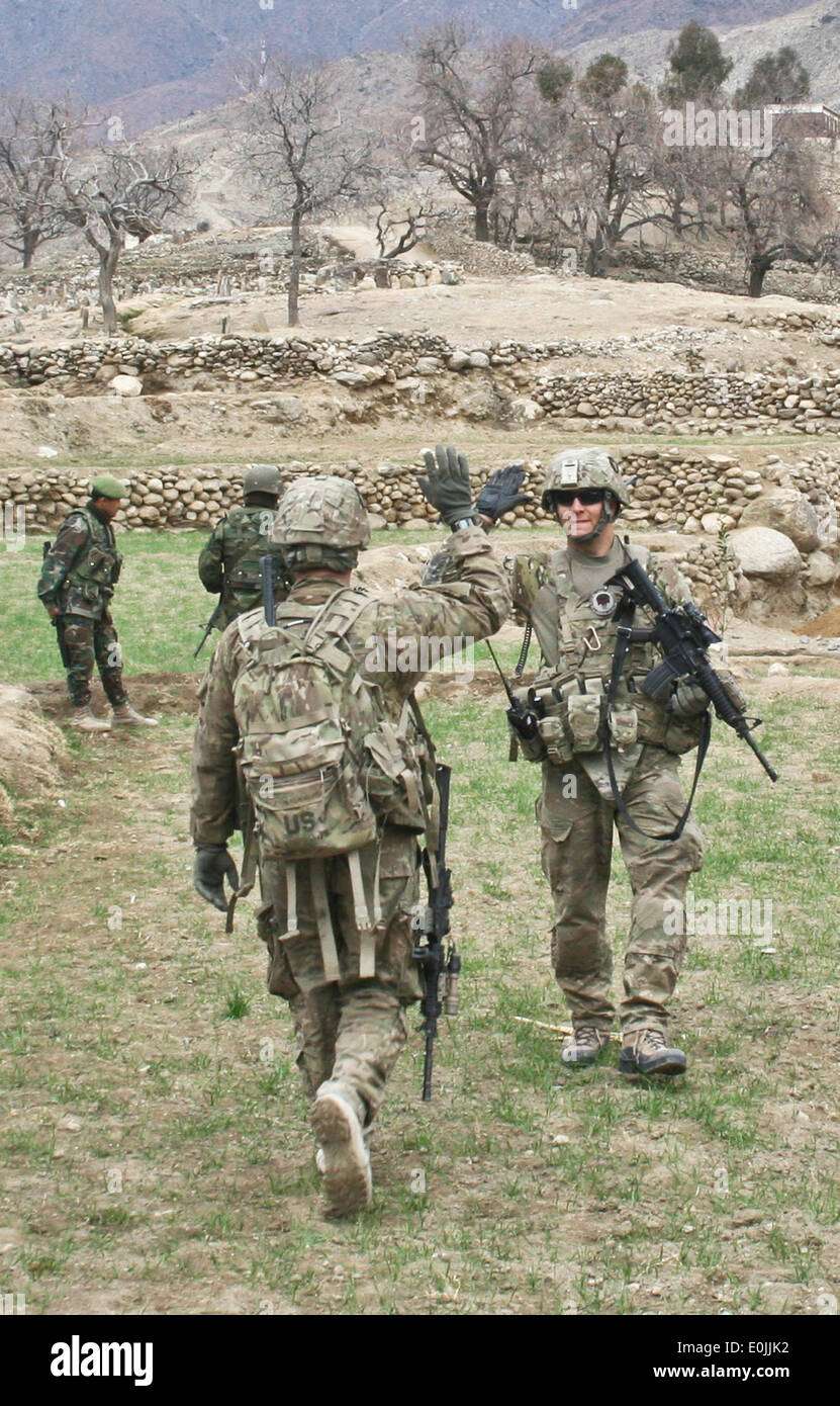 PROVINCIA DI LAGHMAN, Afghanistan - Esercito USA Sgt. Adam Nielsen, Right, un team leader di fanteria di Cedar Falls, Iowa, e U.S. Ar Matson, Task Force Red Bulls Public Affairs Office) Foto Stock