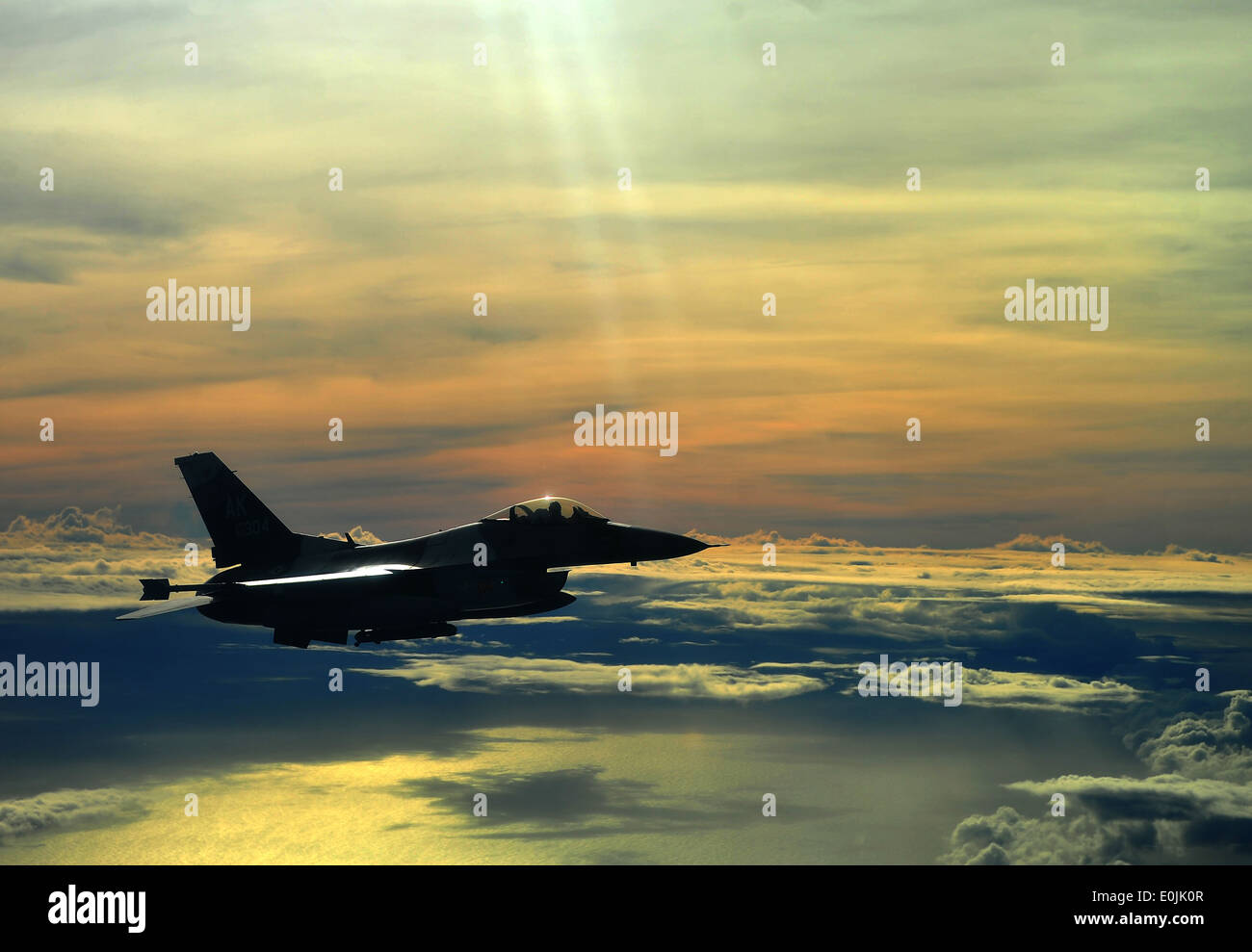 Un U.S. Air Force F-16C Fighting Falcon con la XVIII Aggressor Squadron vola un air-air combat mission a sostegno del fronte N Foto Stock