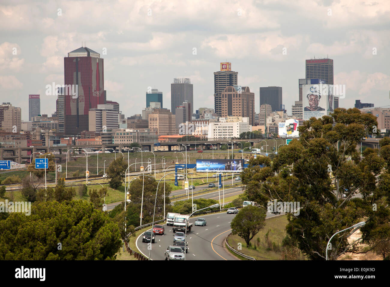 Skyline e autostrada, Johannesburg Gauteng, Sud Africa e Africa Foto Stock