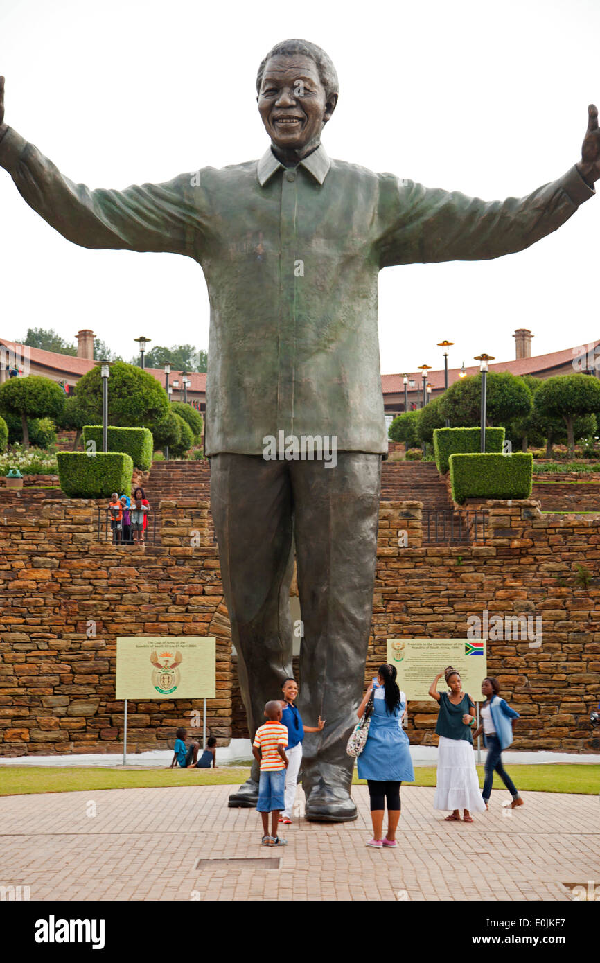 Enorme Nelson Mandela statua che si trova nella parte anteriore dell'Unione edifici edifici governativi, Pretoria Gauteng, Sud Africa e Africa Foto Stock
