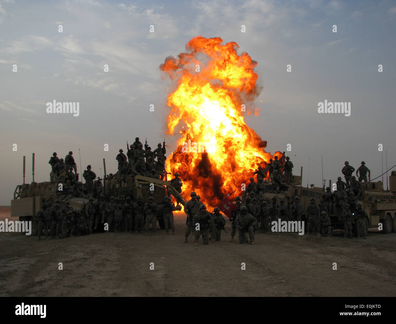 Un mini-fungo flutti cloud dietro ingegneri dell esercito e società, 1° Battaglione, 77th Armor reggimento " acciaio Tigri' e Explo Foto Stock