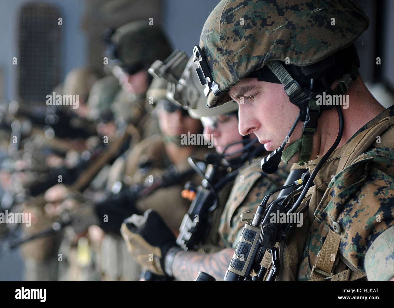 Marines assegnato al trentunesimo Marine Expeditionary Unit, marittima forza Raid, controllare le loro armi durante una chiamata via praticare in th Foto Stock