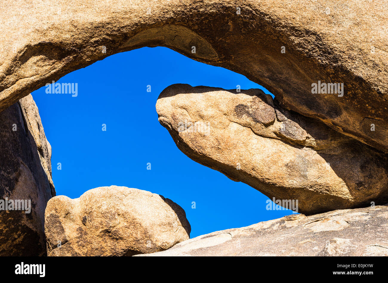 Arch Rock. Roccia granitica formazione. Joshua Tree National Park, California, Stati Uniti. Foto Stock