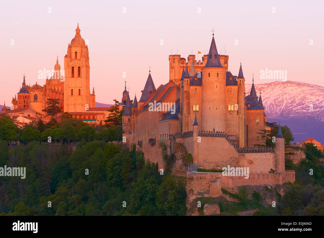 Alcazar e Cattedrale di Segovia, fortezza di Alcazar e Cattedrale al tramonto, Castilla-León, Spagna Foto Stock
