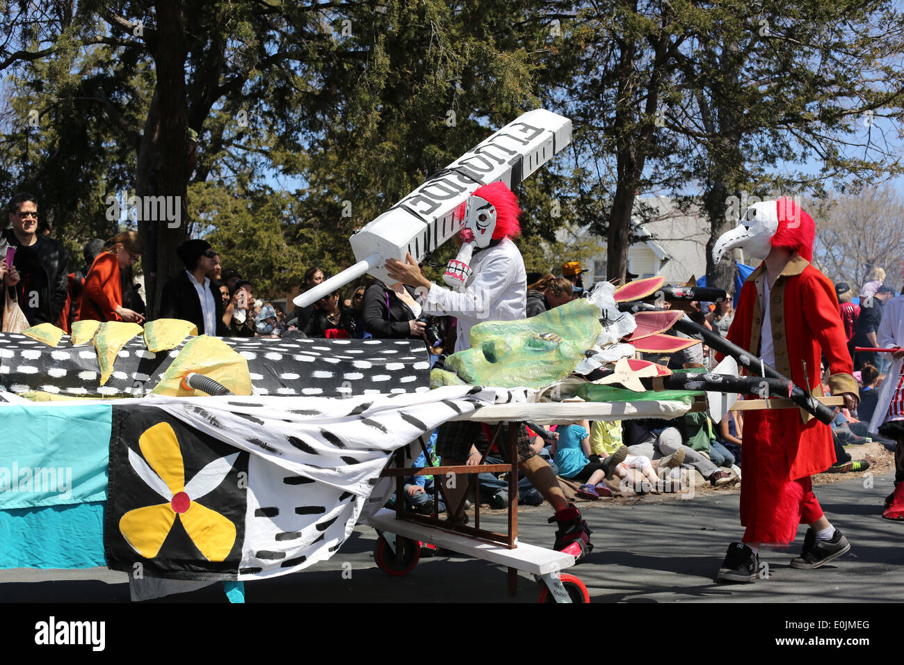 I manifestanti di simulazione di uccisione di madre natura con fluoruro nel giorno di maggio sfilano in Minneapolis 2014. Foto Stock