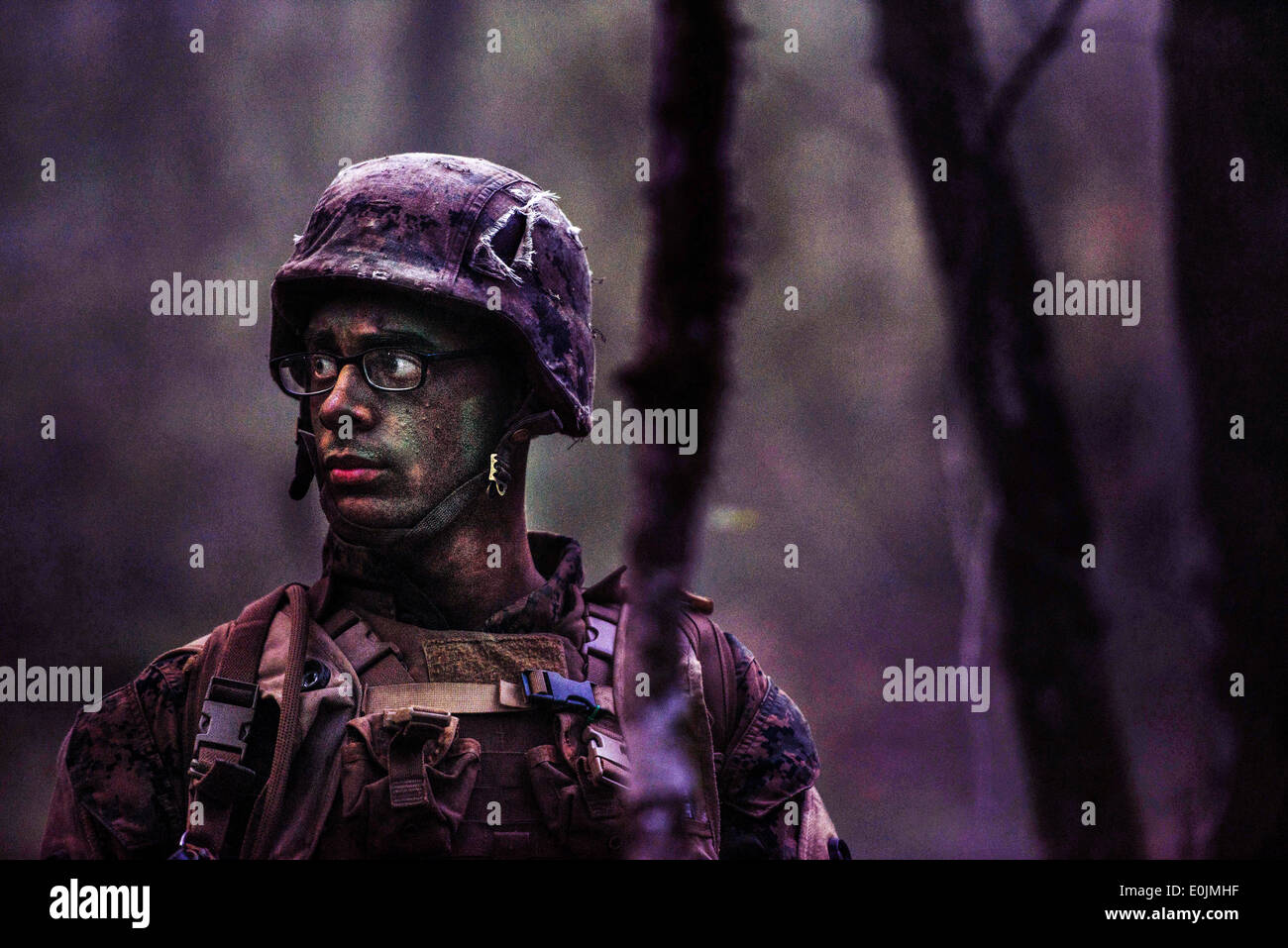 Marines patrol attraverso la foresta di Camp Geiger, N.C. durante la settimana di pattuglia di fanteria battaglione di formazione il 31 ott. 2013. Patr Foto Stock