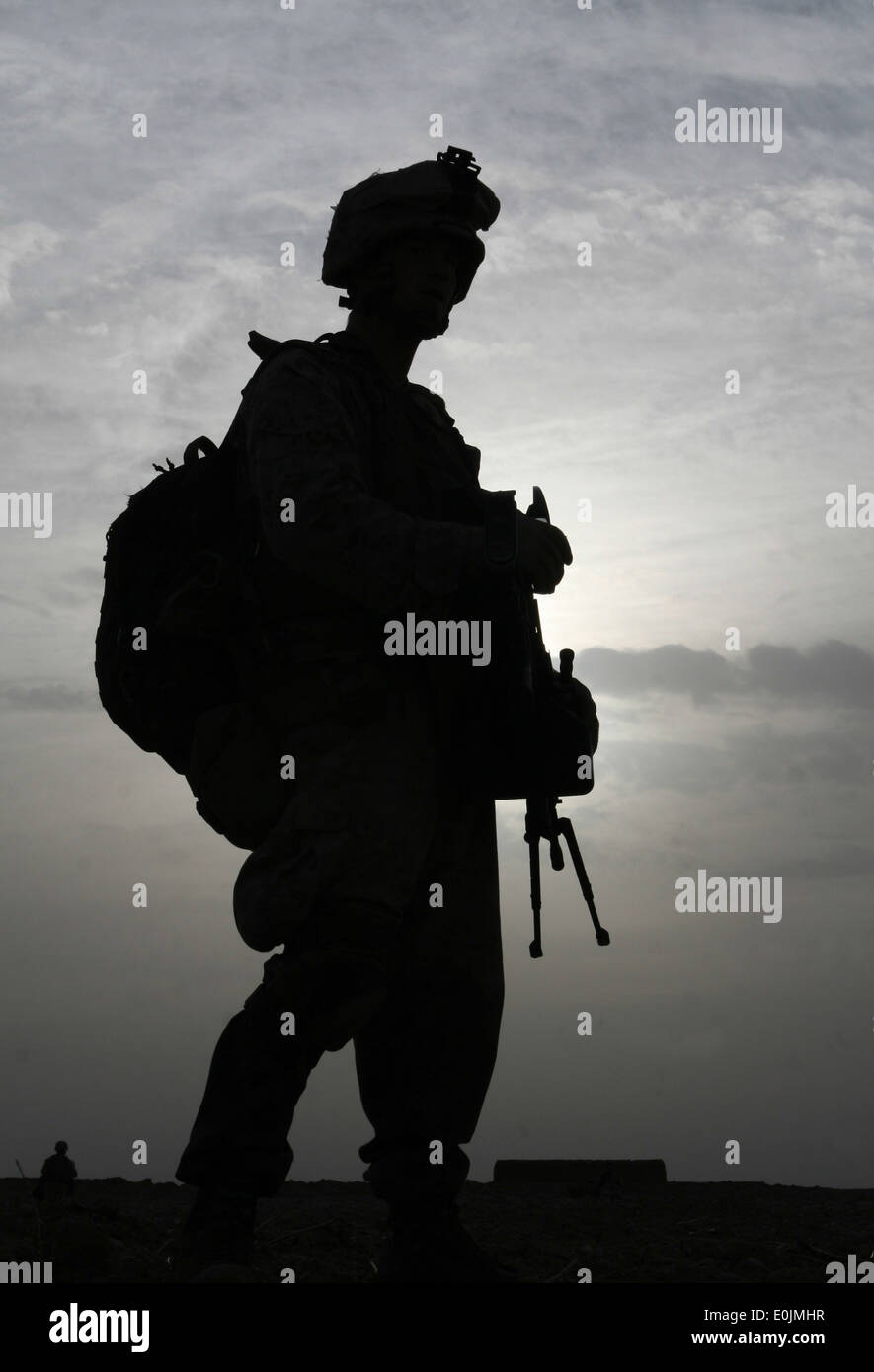 Un Marines con Charlie Company, 1° Battaglione, 6° Reggimento Marine, scandisce l'orizzonte durante una pattuglia attraverso la Shorshurak ri Foto Stock