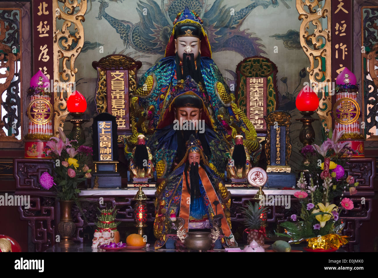 Statue e santuario all'interno di Guan Di tempio, Hsinchu, Taiwan Foto Stock