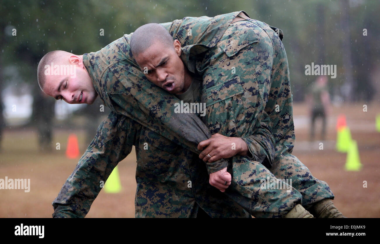 Lancia Cpl. Alex Fuller, un impiegato di versamento con seconda Marine Logistics Group (avanti), pompiere trasporta un Marine durante un combattimento F Foto Stock