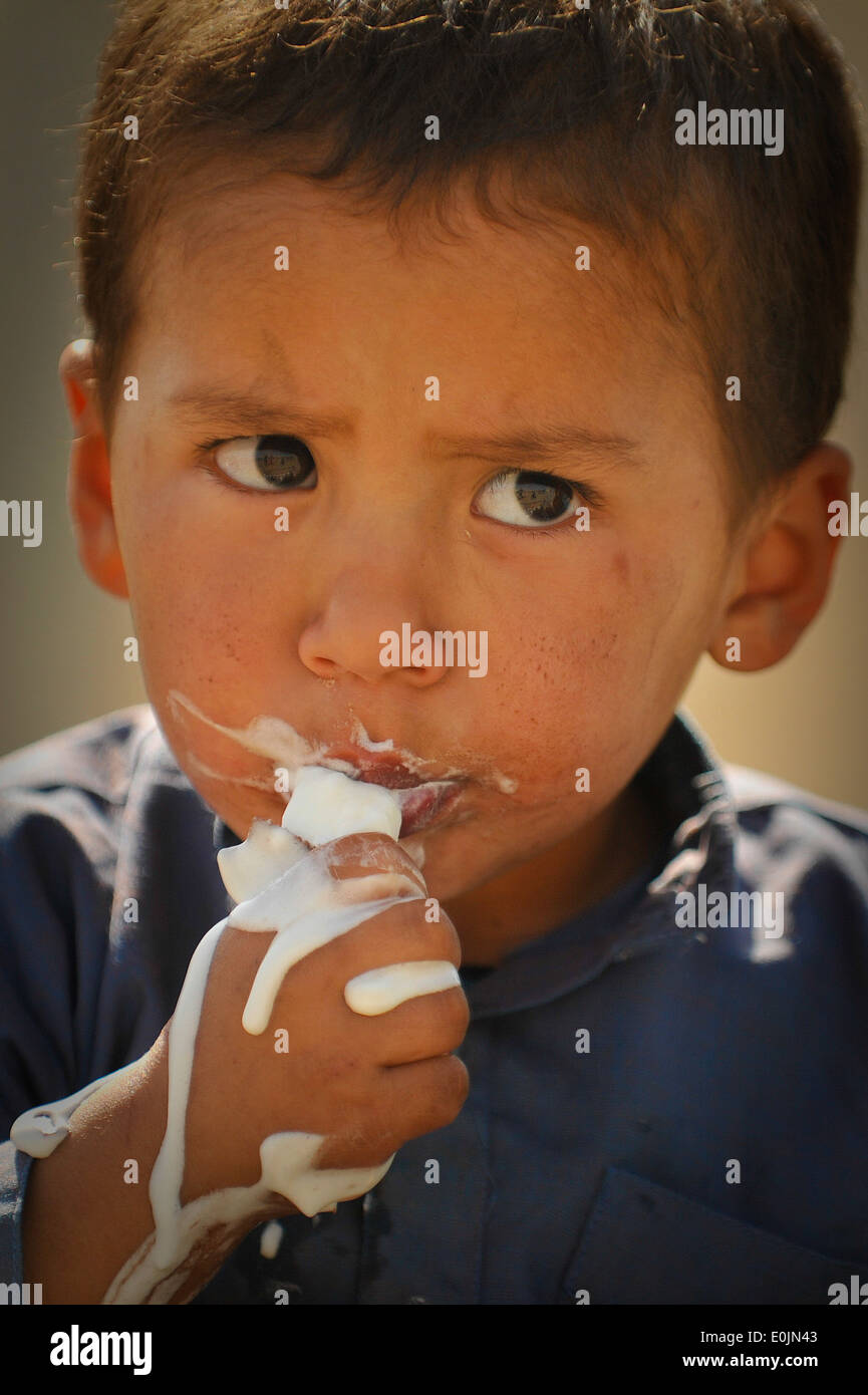 Un ragazzo afgano mangia gelato durante la Quarta Internazionale AgFair tenutasi a Kabul, Afghanistan, Ottobre 07, 2010. L'Afghanistan è Foto Stock