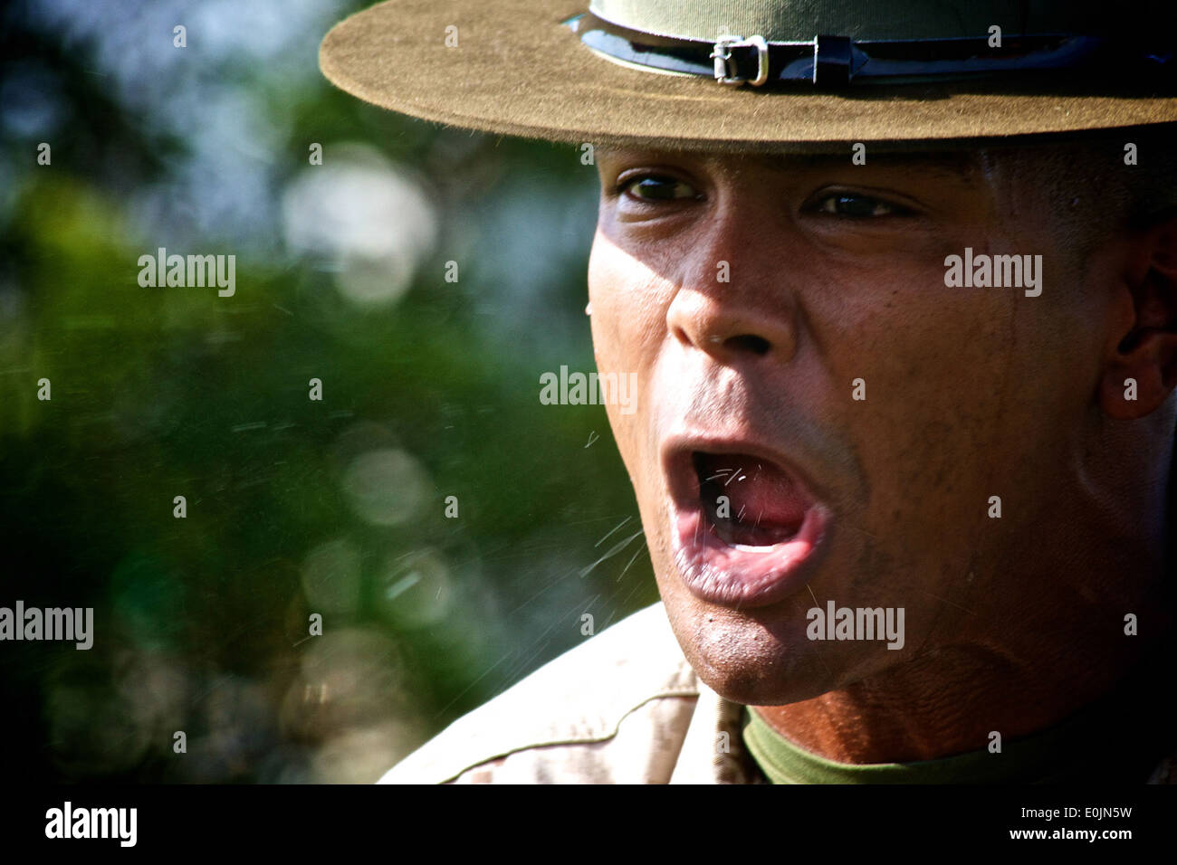 Un istruttore di trapano da Marine Corps stazione di reclutamento di Fort Lauderdale corregge un futuro Marine durante il campo annuale di soddisfare un Foto Stock