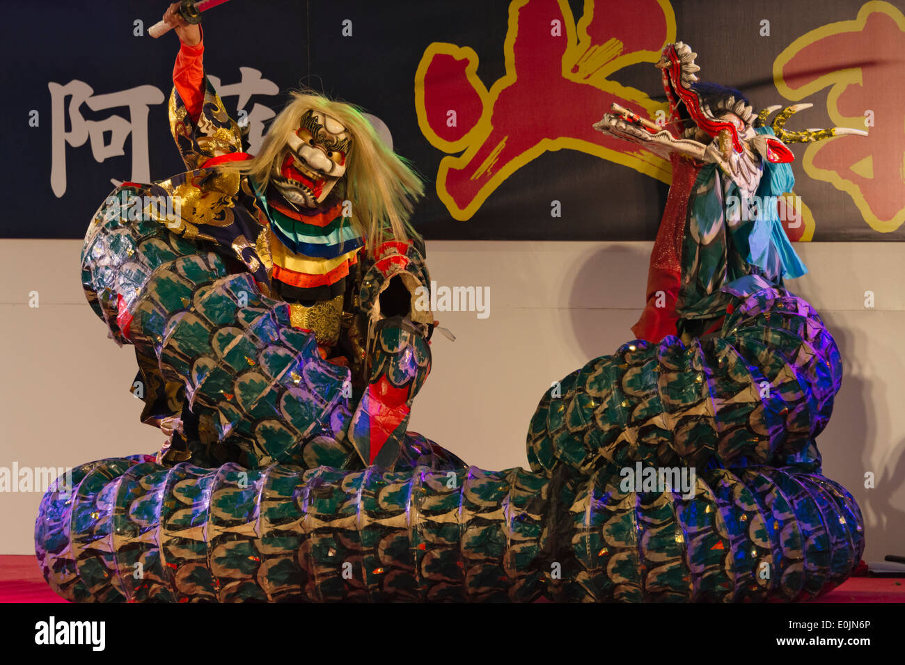 Performance di danza celebrare la Festa del Fuoco, Aso, Kumamoto, Kyushu, Giappone Foto Stock