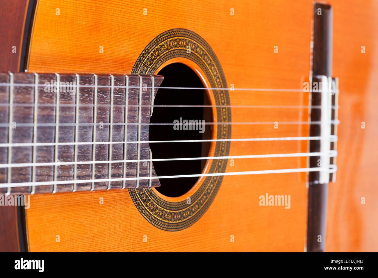 Corpo di spagnolo di chitarra acustica con sei corde di nylon close up Foto  stock - Alamy