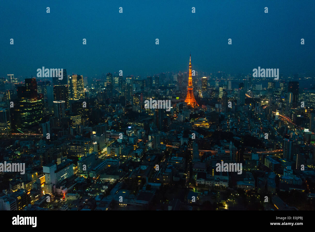 Vista notturna di Tokyo cityscape dominato da Tokyo Tower, Tokyo, Giappone Foto Stock