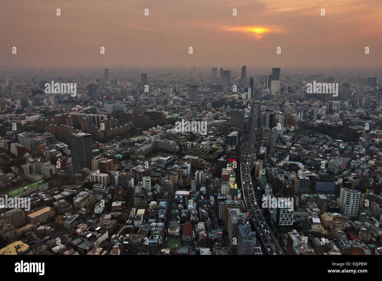 Vista aerea del centro cittadino di alta sorge al tramonto, Tokyo, Giappone Foto Stock