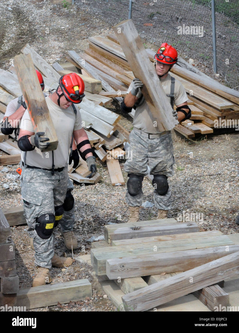 Soldati dell'Ingegnere 887th battaglione, fuori di Augusta, Georgia raccolgono la legna a pratica di lavoro con un palmare strumenti di potenza su un Foto Stock